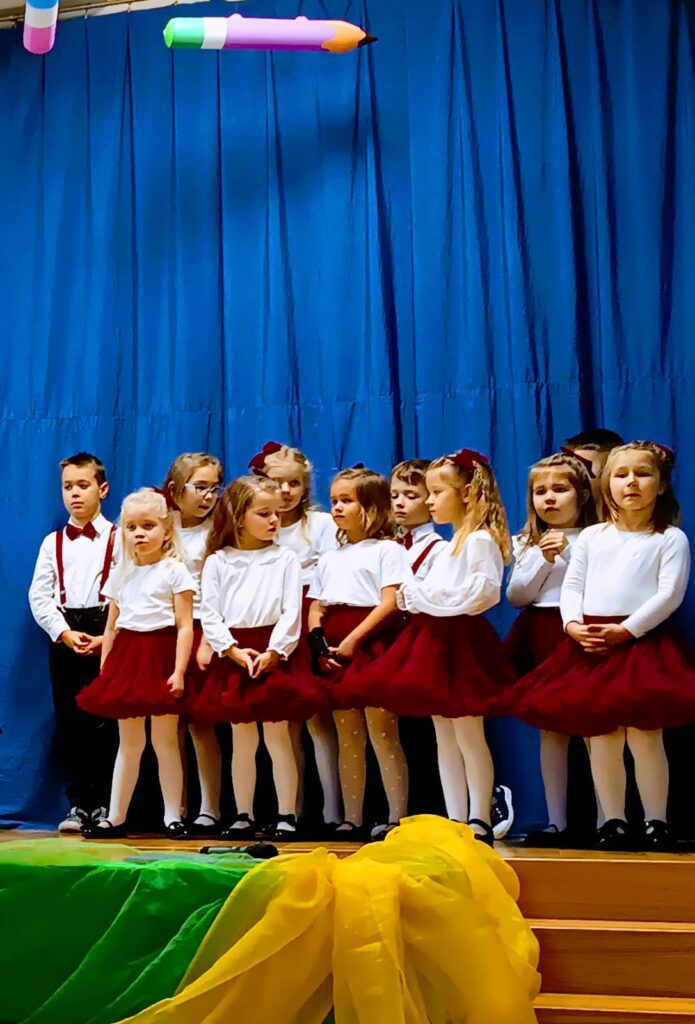 "Motylki" powitały "Misie" na Pasowaniu Na Przedszkolaka. Było bardzo uroczyście.