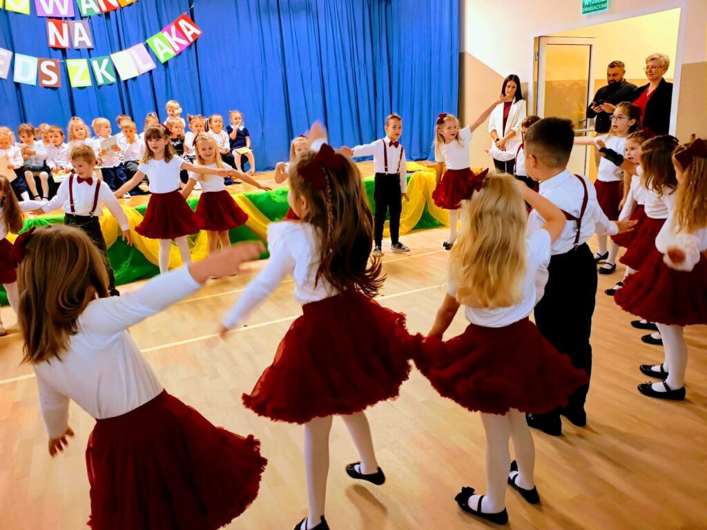 "Motylki" powitały "Misie" na Pasowaniu Na Przedszkolaka. Było bardzo uroczyście.