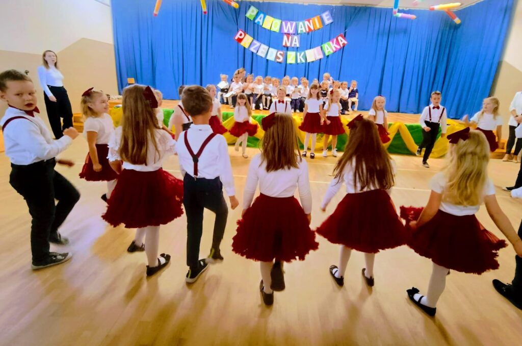 "Motylki" powitały "Misie" na Pasowaniu Na Przedszkolaka. Było bardzo uroczyście.