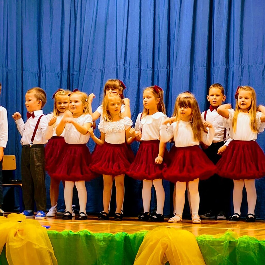 "Motylki" powitały "Misie" na Pasowaniu Na Przedszkolaka. Było bardzo uroczyście.