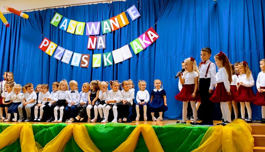 "Motylki" powitały "Misie" na Pasowaniu Na Przedszkolaka. Było bardzo uroczyście.