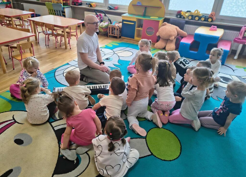 Muzyka, ruch i świetna zabawa. Misie na zajęciach z rytmiki.