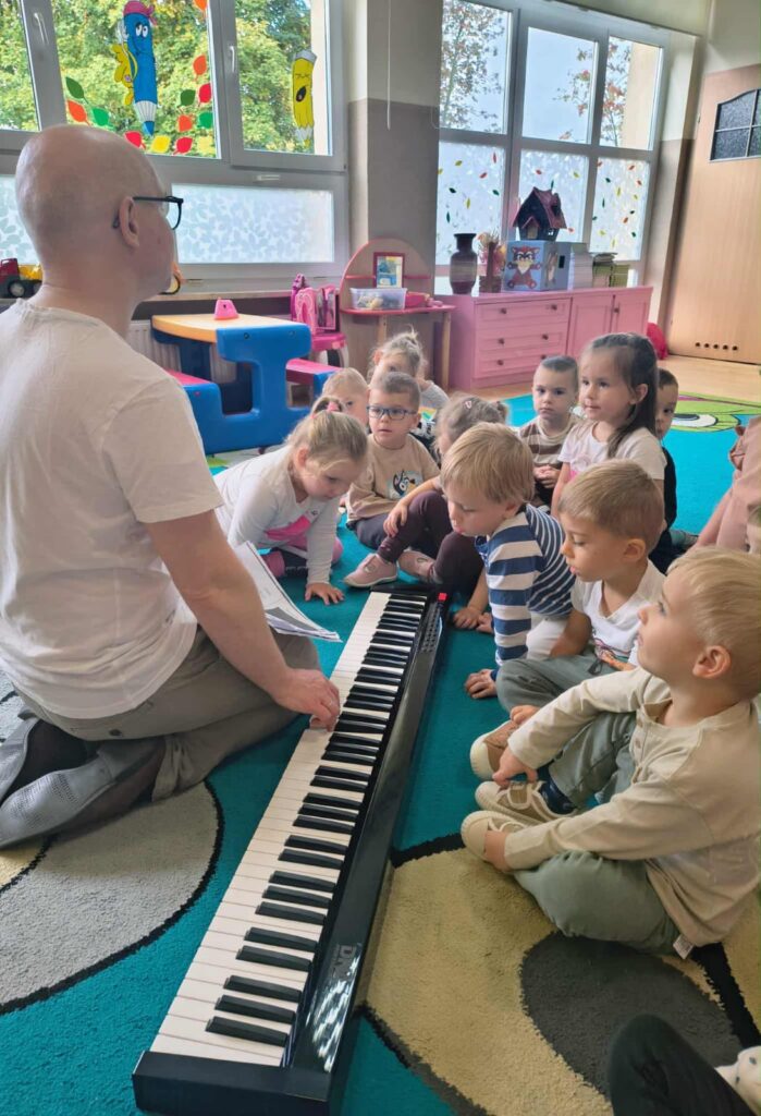 Muzyka, ruch i świetna zabawa. Misie na zajęciach z rytmiki.