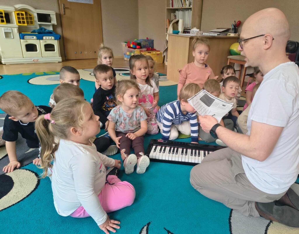 Muzyka, ruch i świetna zabawa. Misie na zajęciach z rytmiki.