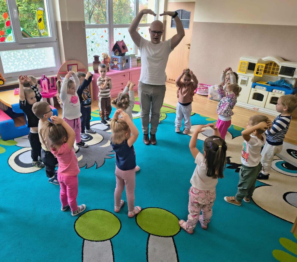 Muzyka, ruch i świetna zabawa. Misie na zajęciach z rytmiki.