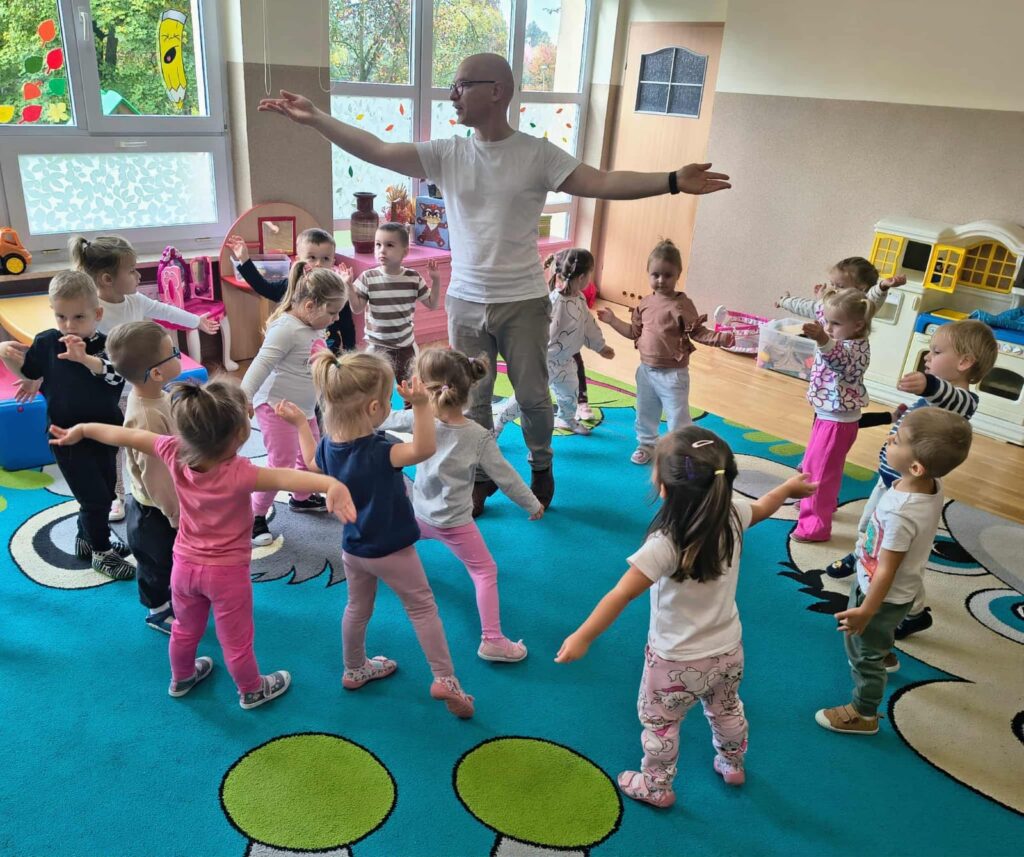 Muzyka, ruch i świetna zabawa. Misie na zajęciach z rytmiki.