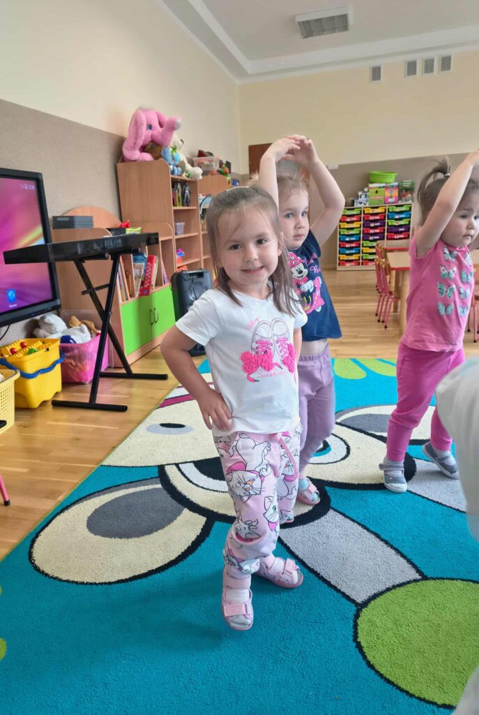 Muzyka, ruch i świetna zabawa. Misie na zajęciach z rytmiki.