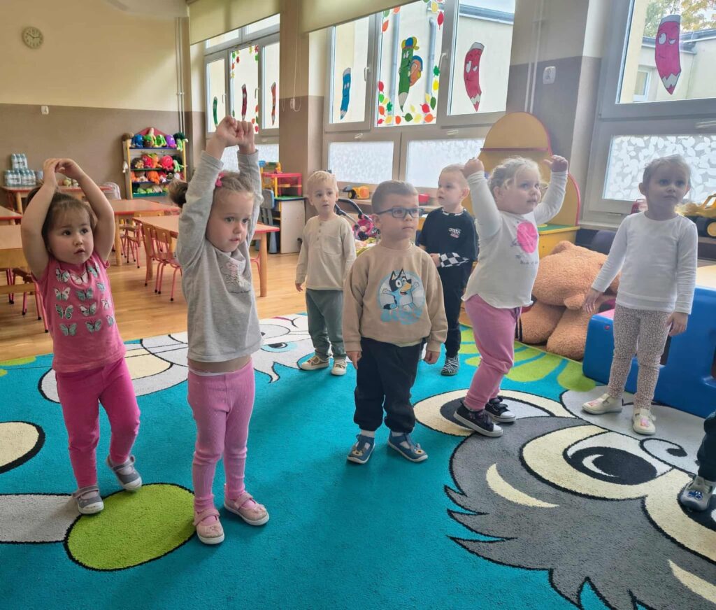 Muzyka, ruch i świetna zabawa. Misie na zajęciach z rytmiki.