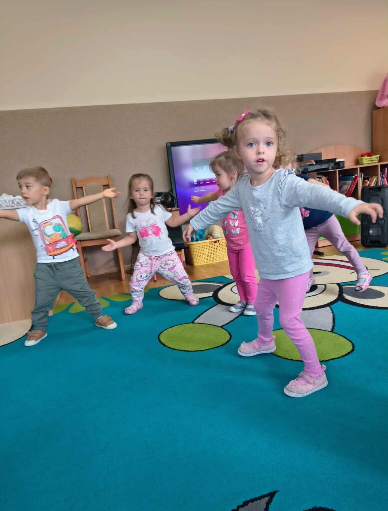 Muzyka, ruch i świetna zabawa. Misie na zajęciach z rytmiki.