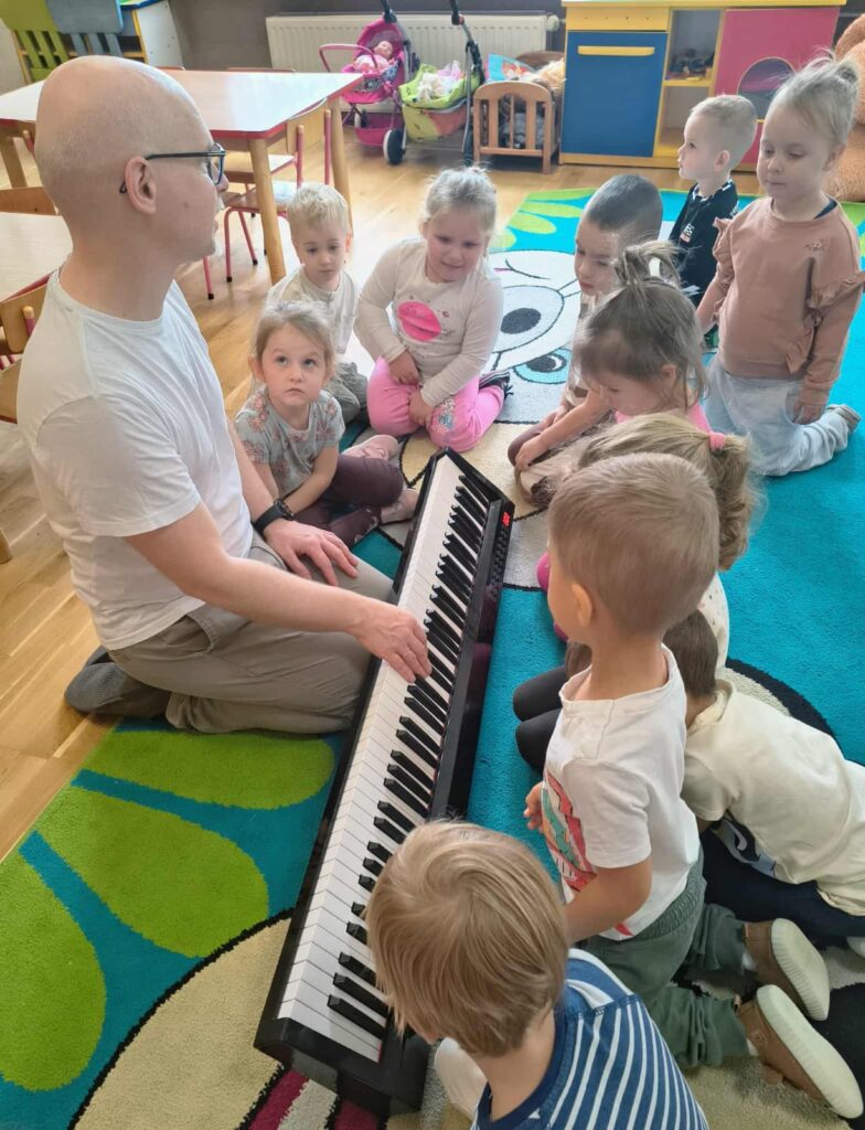 Muzyka, ruch i świetna zabawa. Misie na zajęciach z rytmiki.