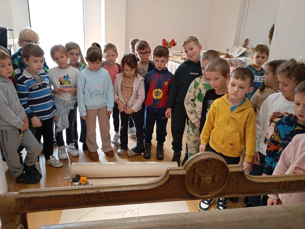 "Pszczółki" odwiedziły Willę Polonię, gdzie miały okazję obejrzeć multisensoryczną wystawę stworzoną na potrzeby dzieci.