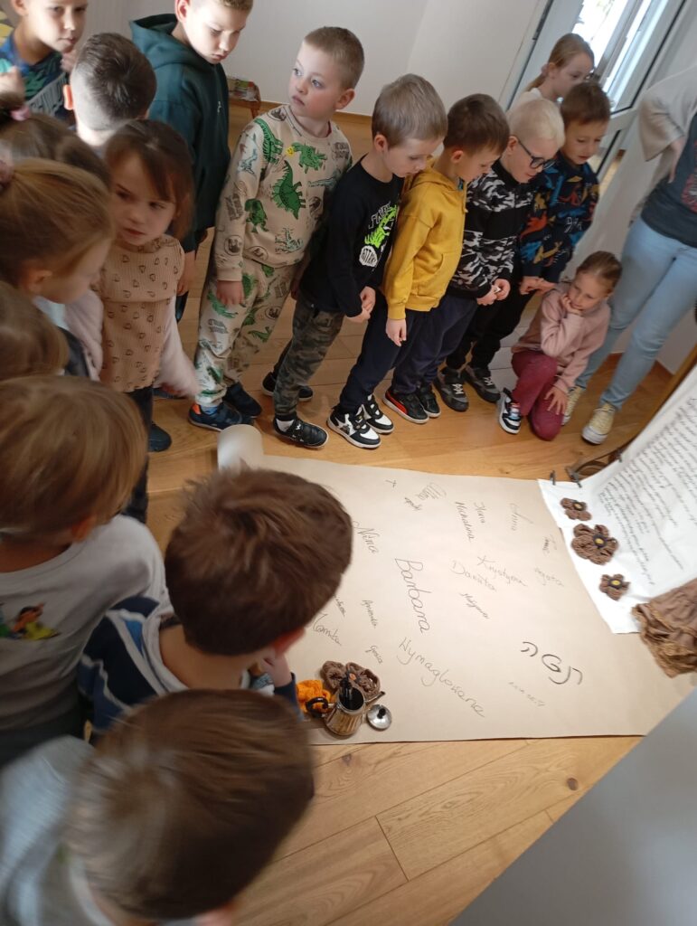 "Pszczółki" odwiedziły Willę Polonię, gdzie miały okazję obejrzeć multisensoryczną wystawę stworzoną na potrzeby dzieci.