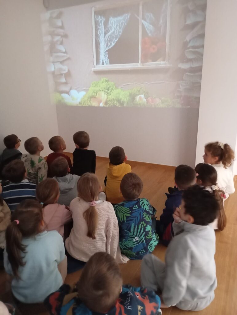 "Pszczółki" odwiedziły Willę Polonię, gdzie miały okazję obejrzeć multisensoryczną wystawę stworzoną na potrzeby dzieci.
