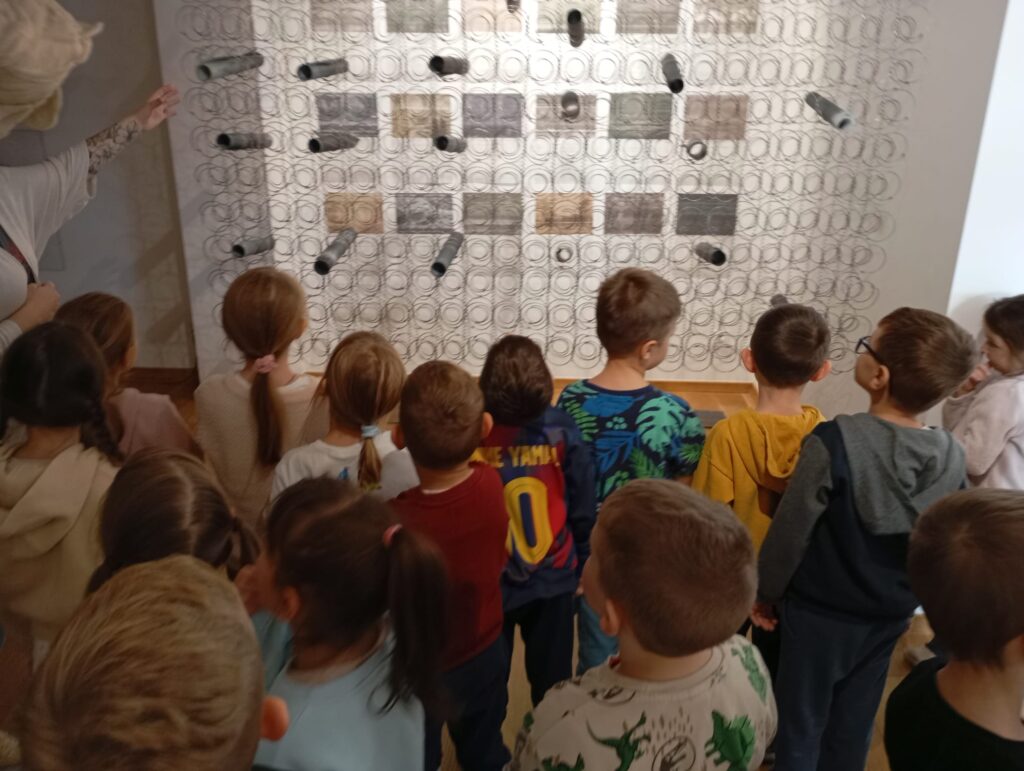 "Pszczółki" odwiedziły Willę Polonię, gdzie miały okazję obejrzeć multisensoryczną wystawę stworzoną na potrzeby dzieci.