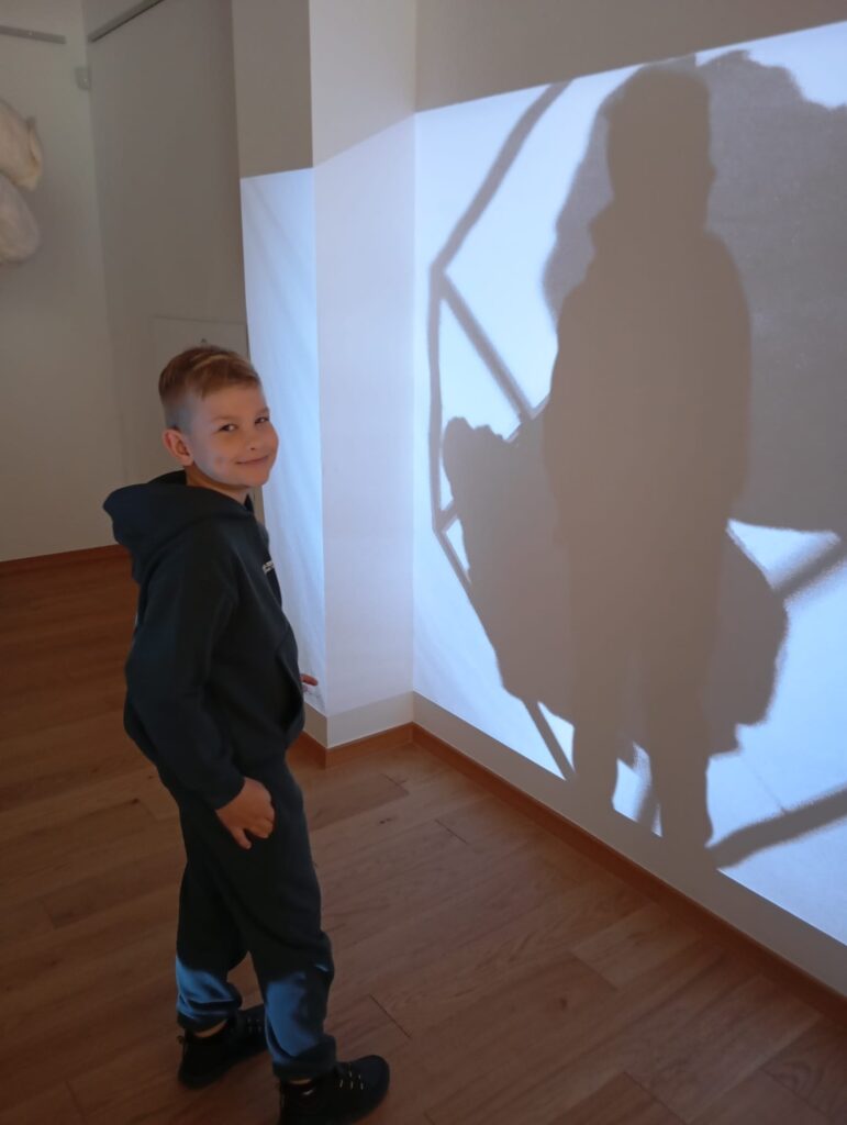 "Pszczółki" odwiedziły Willę Polonię, gdzie miały okazję obejrzeć multisensoryczną wystawę stworzoną na potrzeby dzieci.