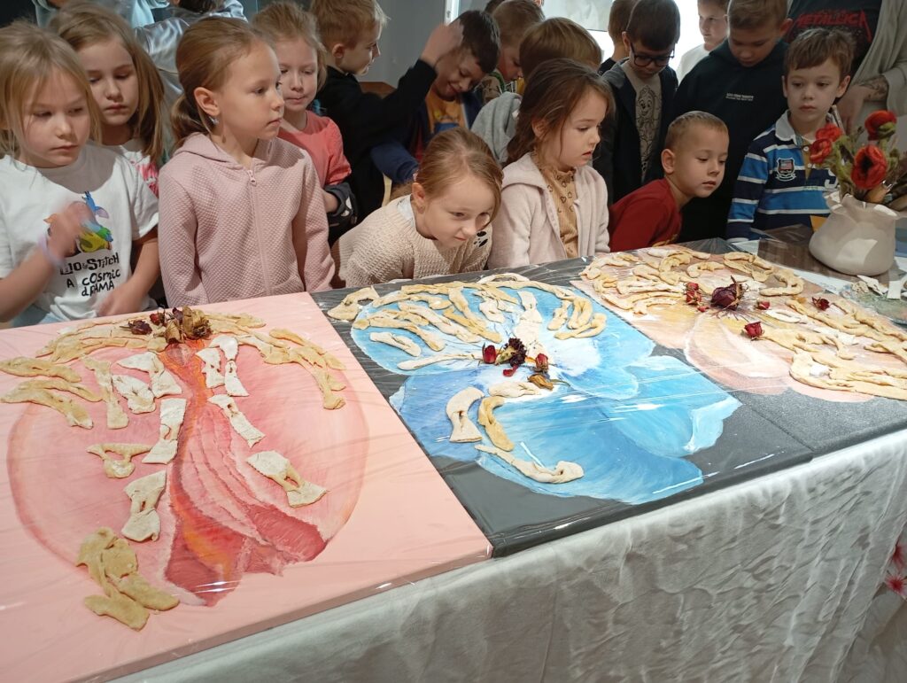 "Pszczółki" odwiedziły Willę Polonię, gdzie miały okazję obejrzeć multisensoryczną wystawę stworzoną na potrzeby dzieci.