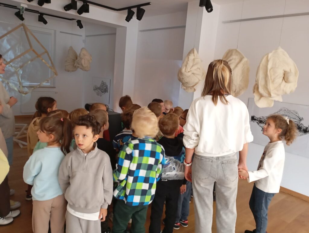 "Pszczółki" odwiedziły Willę Polonię, gdzie miały okazję obejrzeć multisensoryczną wystawę stworzoną na potrzeby dzieci.