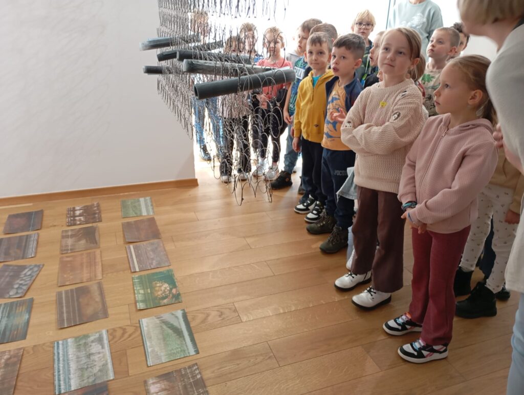 "Pszczółki" odwiedziły Willę Polonię, gdzie miały okazję obejrzeć multisensoryczną wystawę stworzoną na potrzeby dzieci.