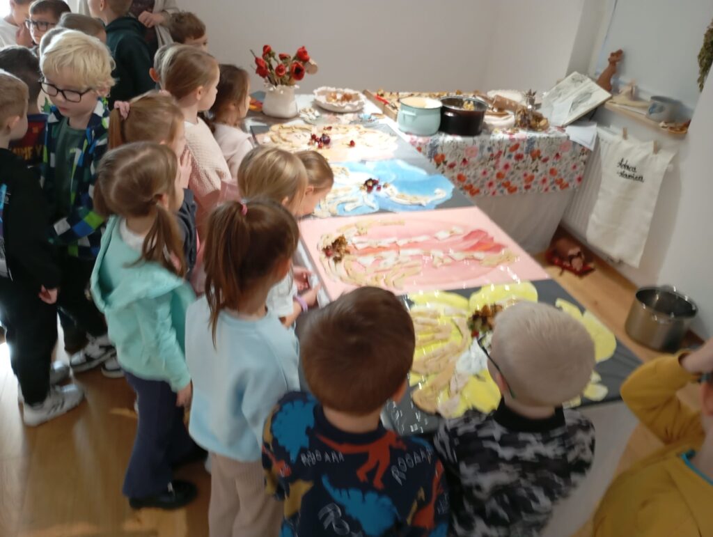 "Pszczółki" odwiedziły Willę Polonię, gdzie miały okazję obejrzeć multisensoryczną wystawę stworzoną na potrzeby dzieci.