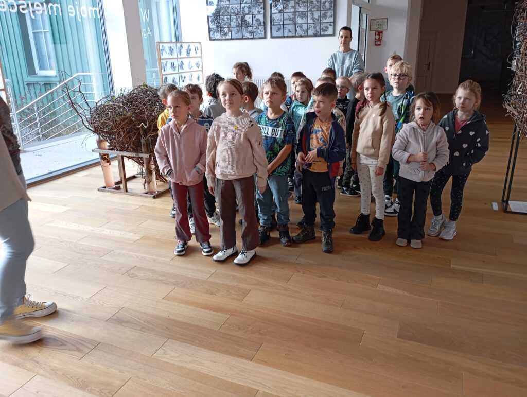 "Pszczółki" odwiedziły Willę Polonię, gdzie miały okazję obejrzeć multisensoryczną wystawę stworzoną na potrzeby dzieci.