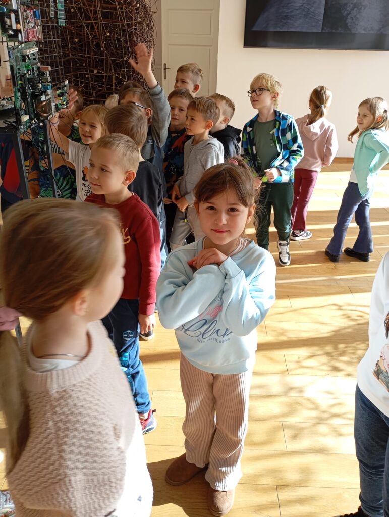 "Pszczółki" odwiedziły Willę Polonię, gdzie miały okazję obejrzeć multisensoryczną wystawę stworzoną na potrzeby dzieci.