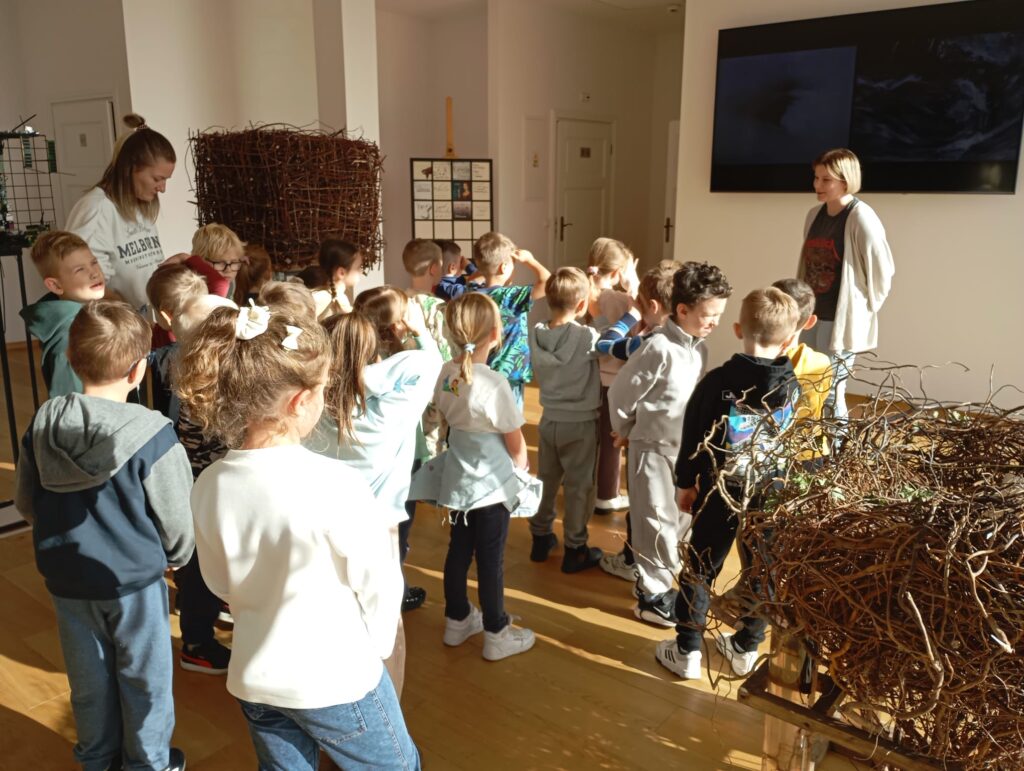 "Pszczółki" odwiedziły Willę Polonię, gdzie miały okazję obejrzeć multisensoryczną wystawę stworzoną na potrzeby dzieci.