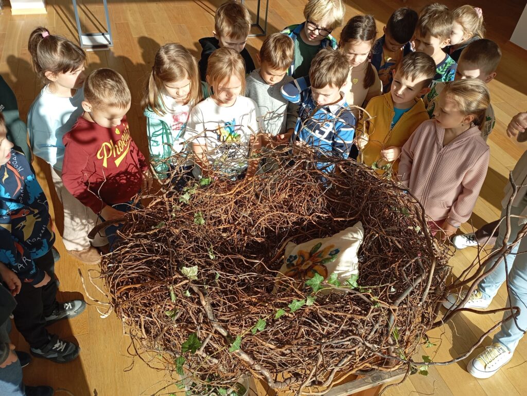 "Pszczółki" odwiedziły Willę Polonię, gdzie miały okazję obejrzeć multisensoryczną wystawę stworzoną na potrzeby dzieci.