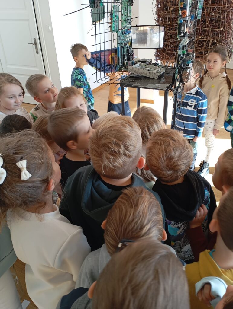 "Pszczółki" odwiedziły Willę Polonię, gdzie miały okazję obejrzeć multisensoryczną wystawę stworzoną na potrzeby dzieci.