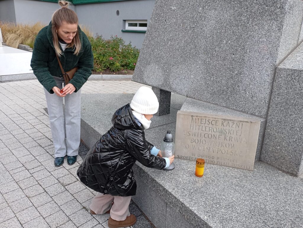 Oddanie hołdu i czci przy Pomniku Nieznanych Żołnierzy w Busku-Zdroju. 
