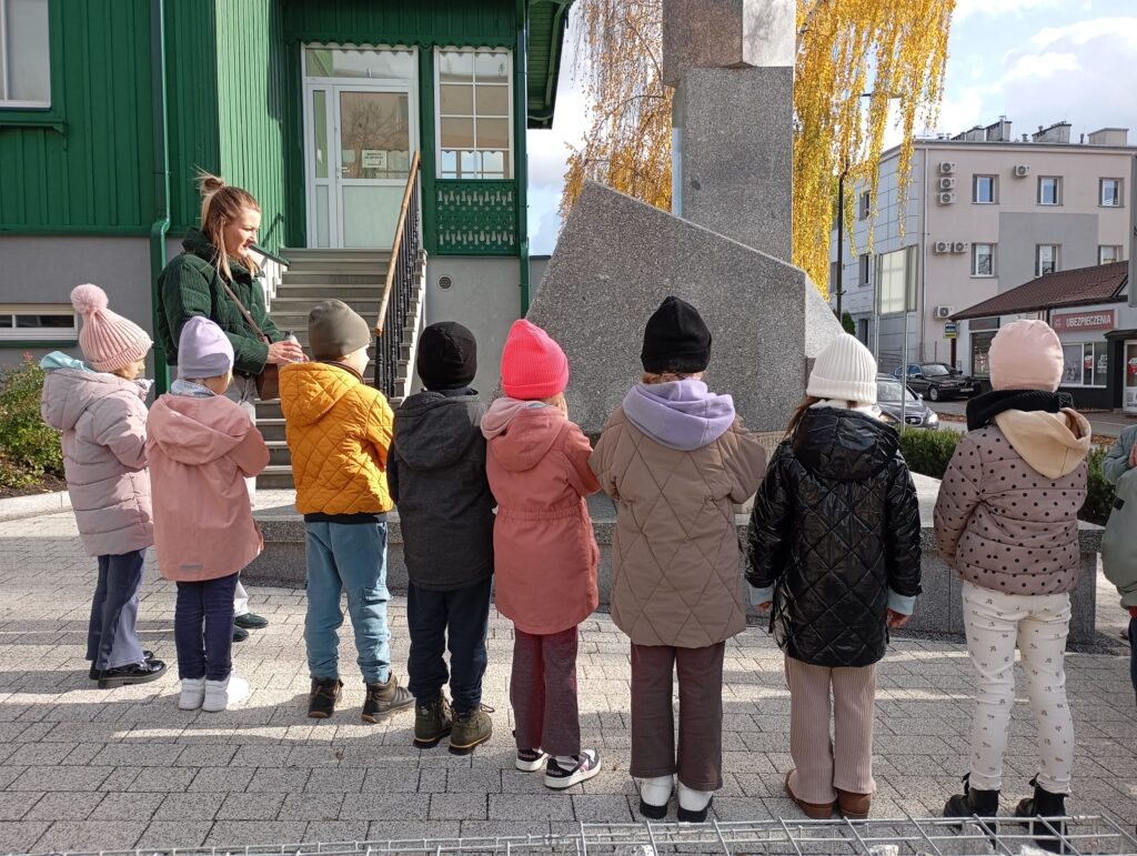 Oddanie hołdu i czci przy Pomniku Nieznanych Żołnierzy w Busku-Zdroju. 