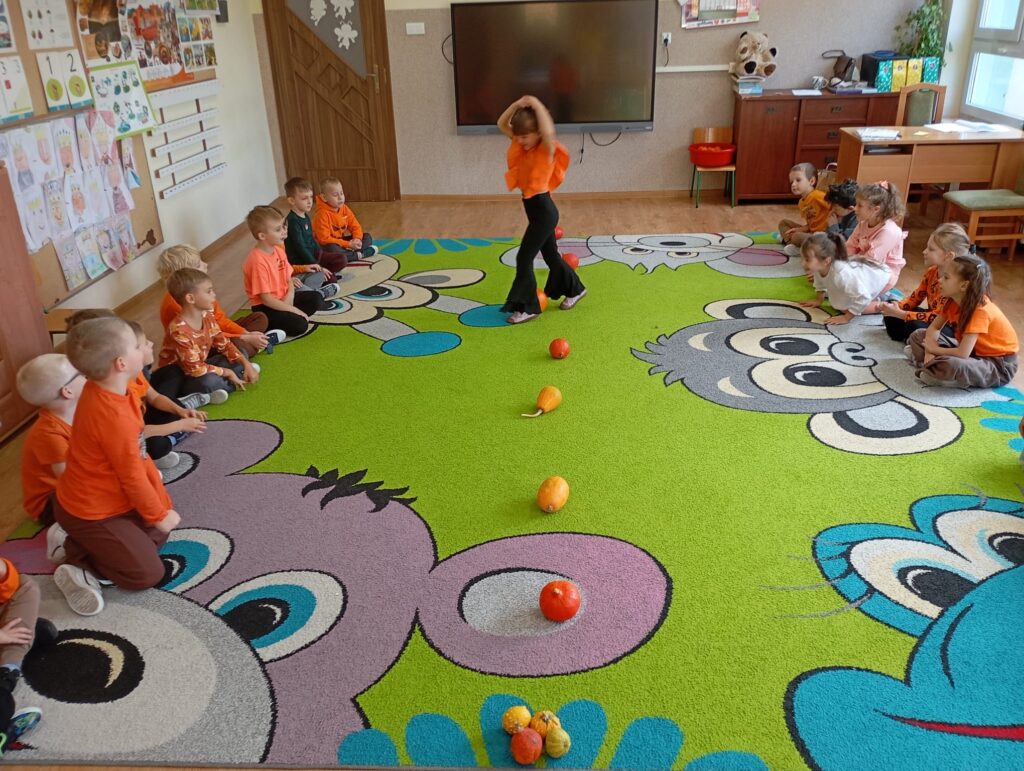 Dzieci z grupy "Pszczółki" miały świetną zabawę podczas świętowania Dnia Dyni.