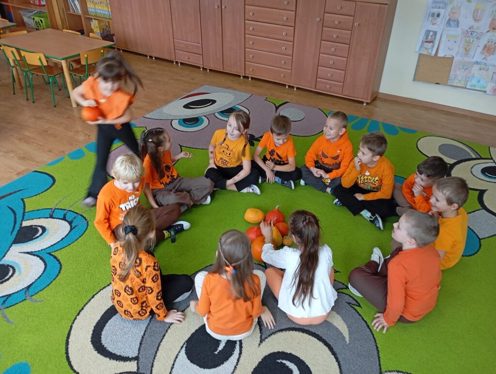 Dzieci z grupy "Pszczółki" miały świetną zabawę podczas świętowania Dnia Dyni.