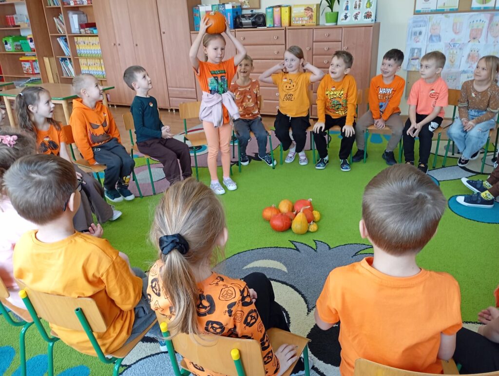 Dzieci z grupy "Pszczółki" miały świetną zabawę podczas świętowania Dnia Dyni.