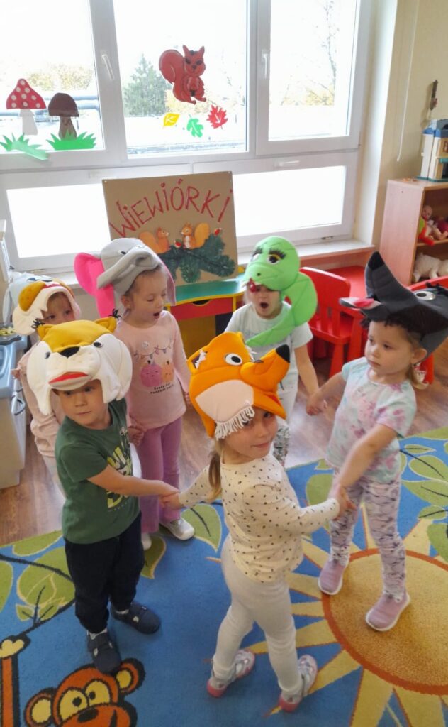 Zabawa poprzez odgrywanie scenek w przedszkolnym teatrzyku w grupie "Wiewiórki".