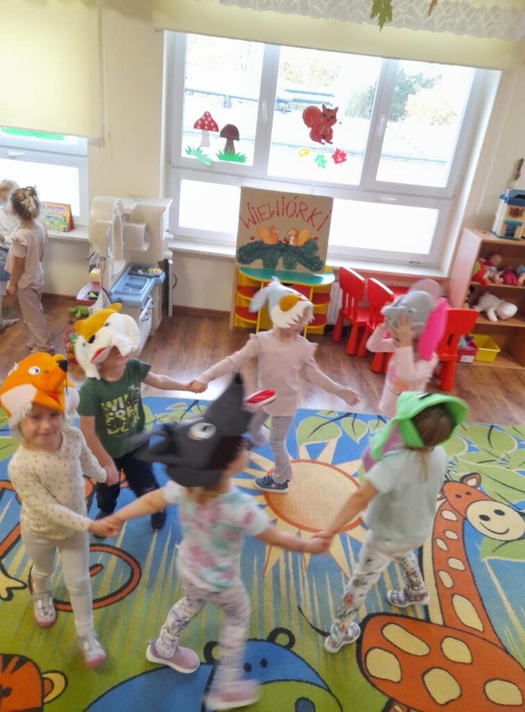 Zabawa poprzez odgrywanie scenek w przedszkolnym teatrzyku w grupie "Wiewiórki".