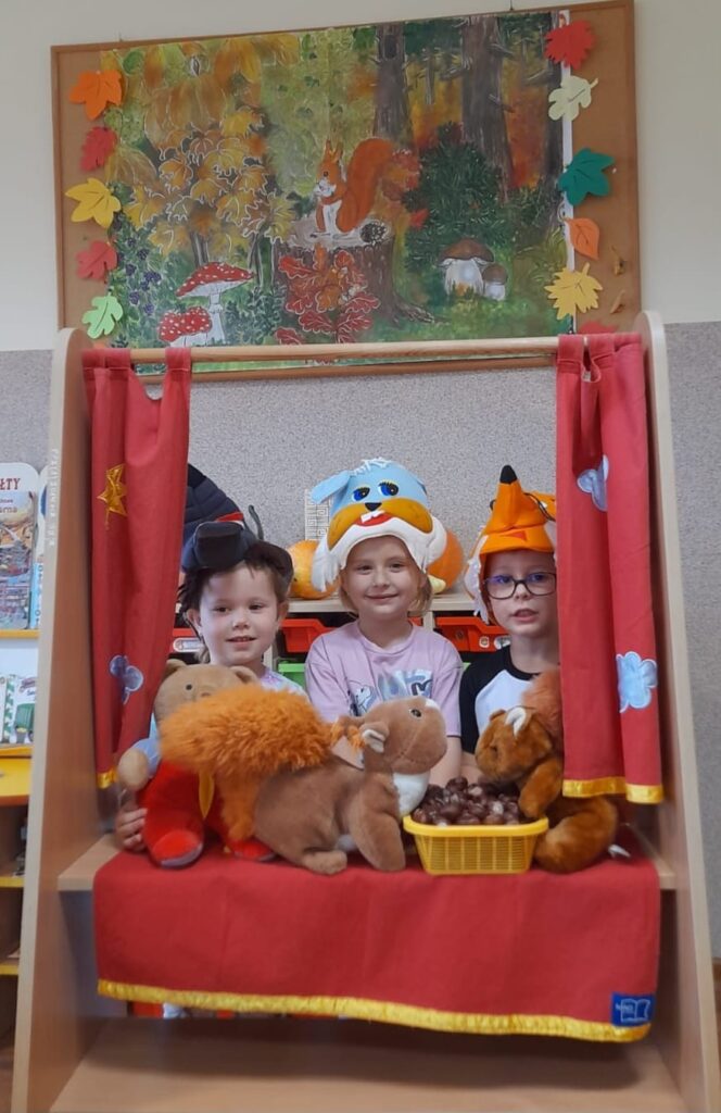 Zabawa poprzez odgrywanie scenek w przedszkolnym teatrzyku w grupie "Wiewiórki".