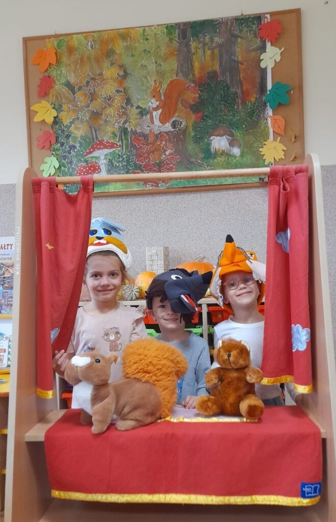 Zabawa poprzez odgrywanie scenek w przedszkolnym teatrzyku w grupie "Wiewiórki".