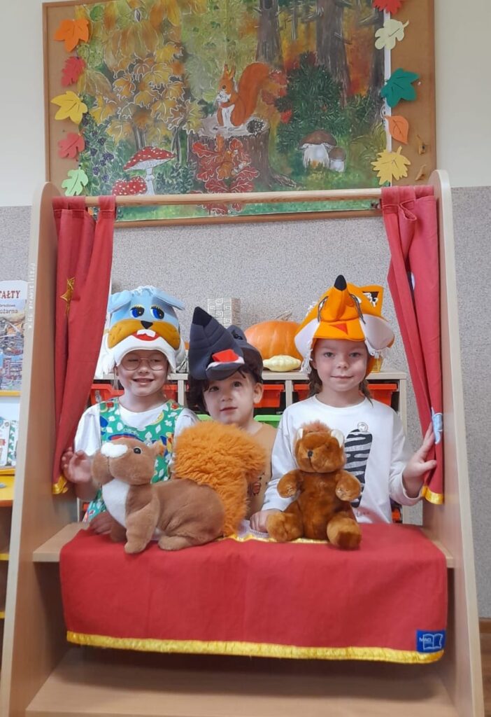 Zabawa poprzez odgrywanie scenek w przedszkolnym teatrzyku w grupie "Wiewiórki".
