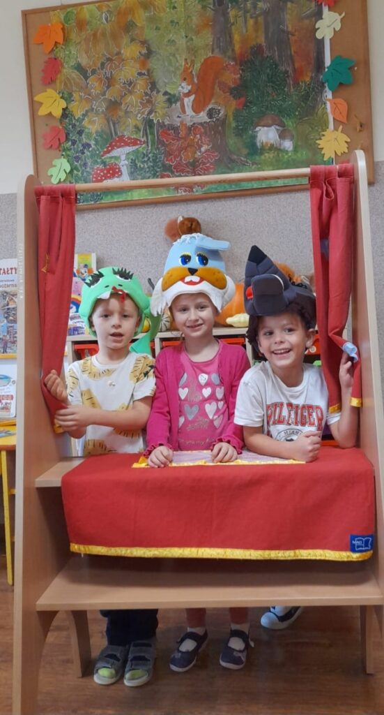 Zabawa poprzez odgrywanie scenek w przedszkolnym teatrzyku w grupie "Wiewiórki".