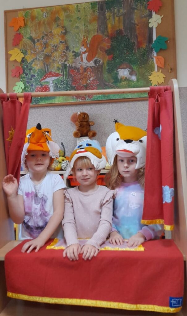 Zabawa poprzez odgrywanie scenek w przedszkolnym teatrzyku w grupie "Wiewiórki".