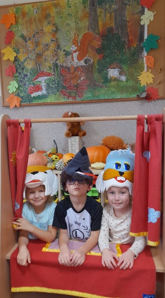 Zabawa poprzez odgrywanie scenek w przedszkolnym teatrzyku w grupie "Wiewiórki".