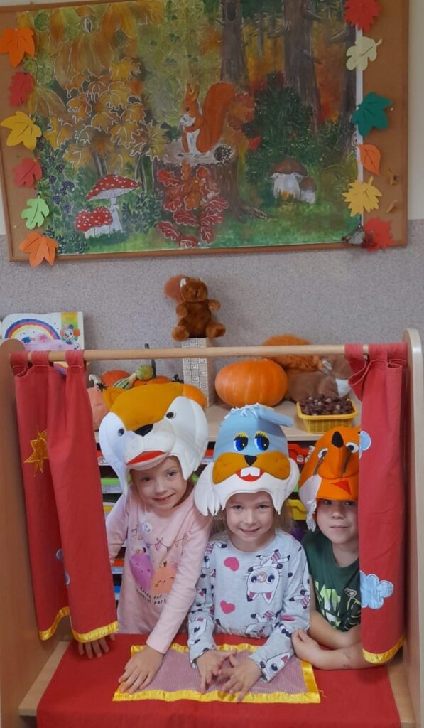 Zabawa poprzez odgrywanie scenek w przedszkolnym teatrzyku w grupie "Wiewiórki".