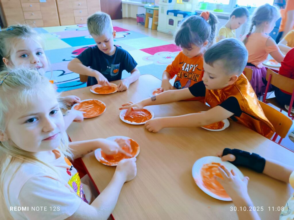 Dzień Dyni w grupie "Motylki" był bardzo interesujący. Dzieci śpiewały, tańczyły i uczestniczyły w grach i zabawach. 