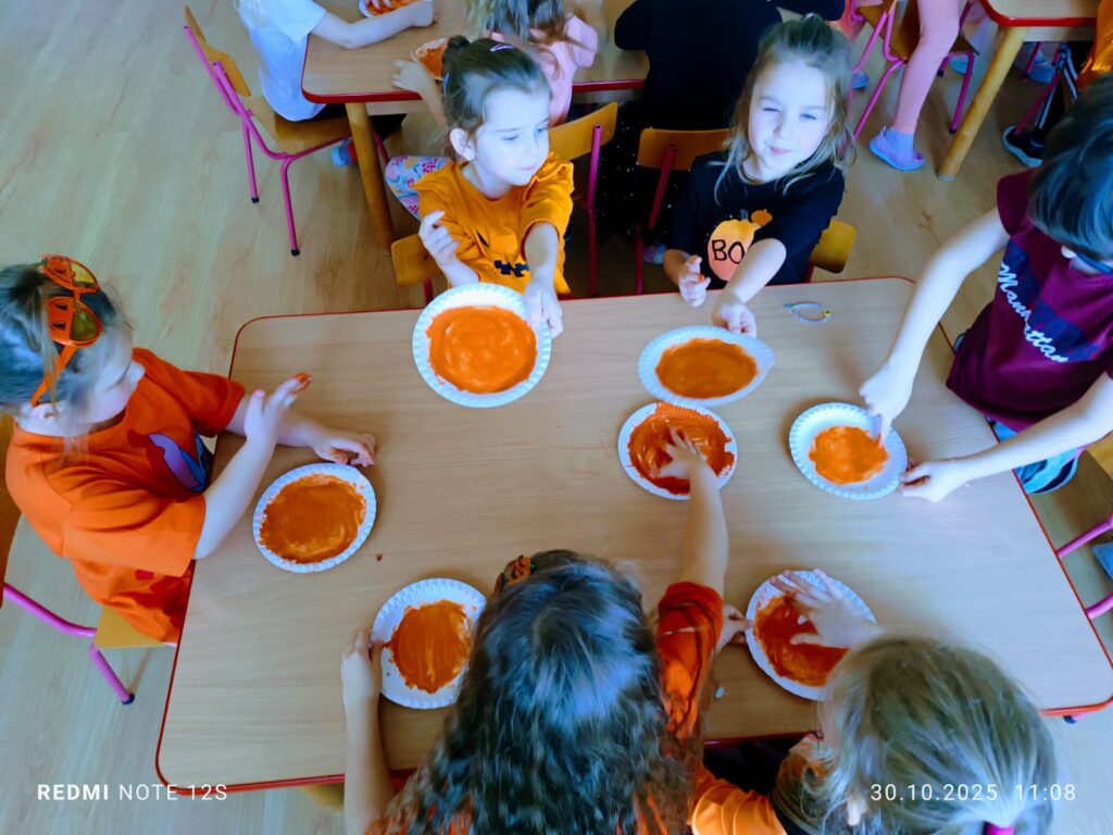 Dzień Dyni w grupie "Motylki" był bardzo interesujący. Dzieci śpiewały, tańczyły i uczestniczyły w grach i zabawach. 