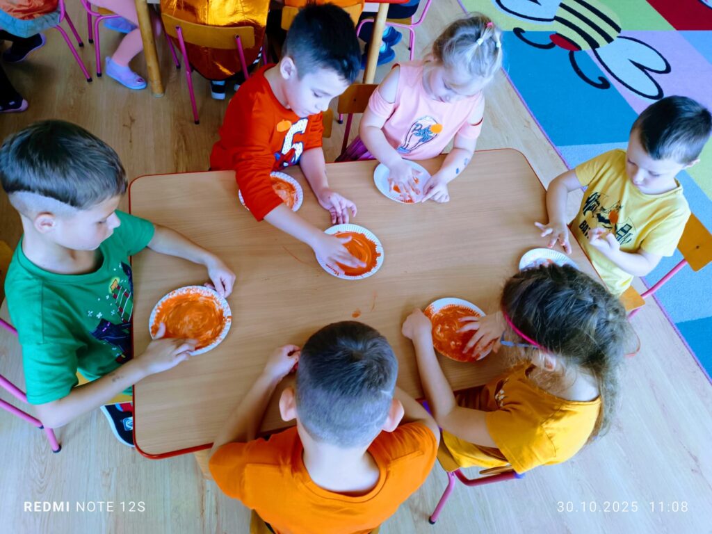 Dzień Dyni w grupie "Motylki" był bardzo interesujący. Dzieci śpiewały, tańczyły i uczestniczyły w grach i zabawach. 