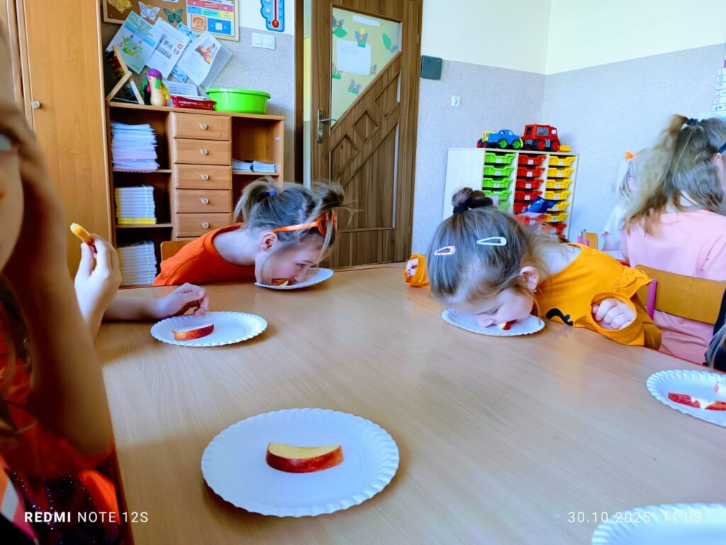 Dzień Dyni w grupie "Motylki" był bardzo interesujący. Dzieci śpiewały, tańczyły i uczestniczyły w grach i zabawach. 