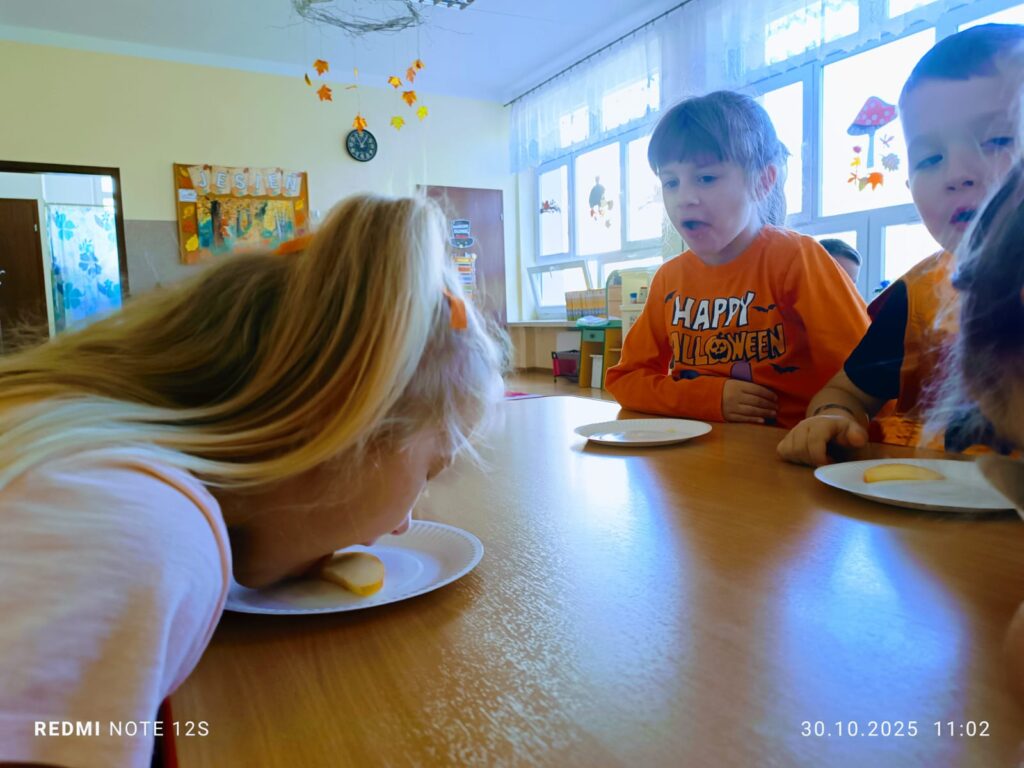 Dzień Dyni w grupie "Motylki" był bardzo interesujący. Dzieci śpiewały, tańczyły i uczestniczyły w grach i zabawach. 