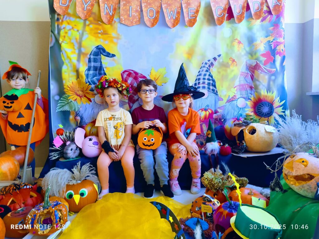 Dzień Dyni w grupie "Motylki" był bardzo interesujący. Dzieci śpiewały, tańczyły i uczestniczyły w grach i zabawach. 