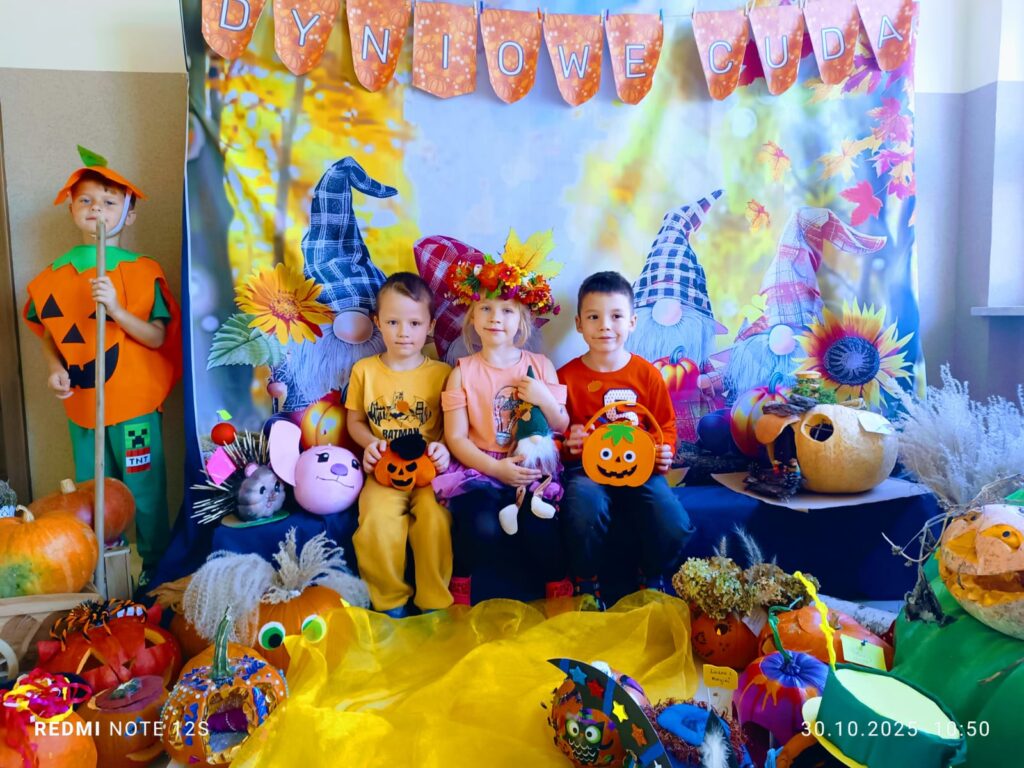 Dzień Dyni w grupie "Motylki" był bardzo interesujący. Dzieci śpiewały, tańczyły i uczestniczyły w grach i zabawach. 