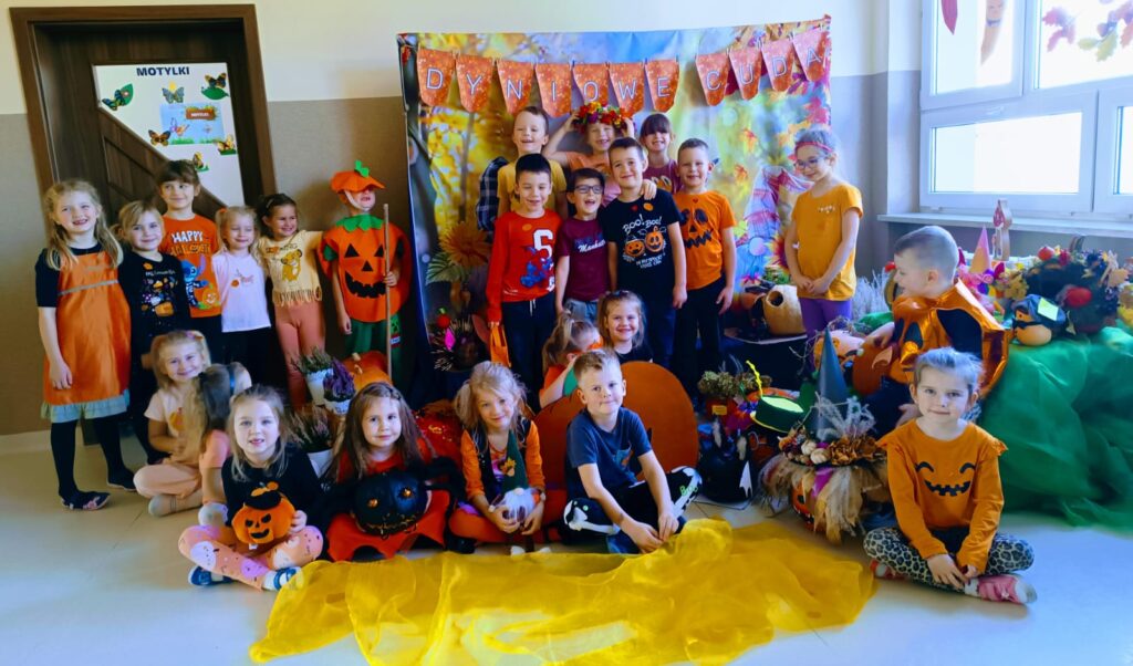 Dzień Dyni w grupie "Motylki" był bardzo interesujący. Dzieci śpiewały, tańczyły i uczestniczyły w grach i zabawach. 